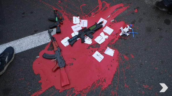 Կարմիր ներկ, «հրացաններ» և մարդասպան վանկարկումներ՝ ՔՊ գրասենյակի դիմաց (տեսանյութ)