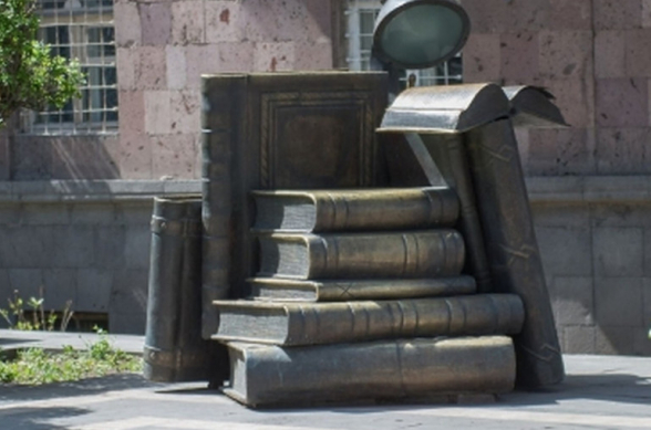 Գողացել են «Խնկո-Ապոր» գրադարանի դիմաց տեղադրված «Ընթերցողի արձան» քանդակի լատունե գիրքը