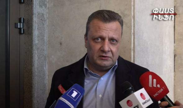 Александр Азарян ушел в отпуск, жалоба на приговор по делу мэра Гориса поступила к другому судье