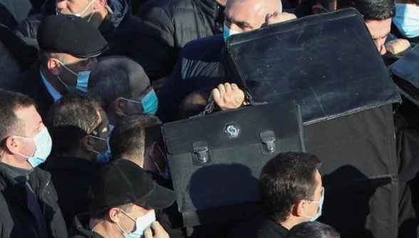 Նախորդ նիստին ոստիկանությանը 2 մլրդ դրամ էին տվել, այսօրվա նիստին՝ ԱԱԾ-ին 1 մլրդ