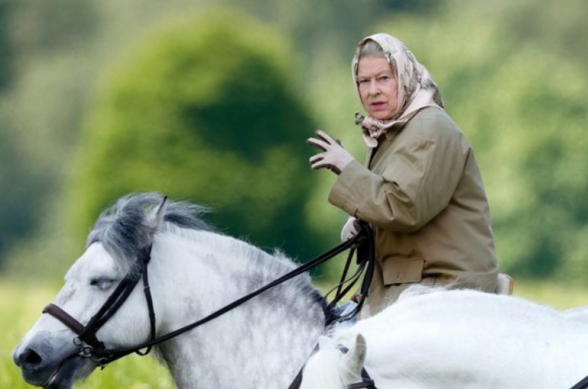 96-ամյա Էլիզաբեթ 2-րդը հրաժարվել է ձեռնափայտից ու կրկին ձի է վարում. Daily Mail