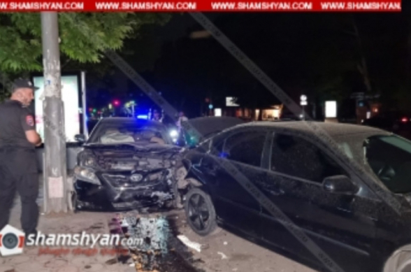 Երևանում 27-ամյա վարորդը Toyota Corolla-ով Մաշտոցի պողոտայում բախվել է գովազդային վահանակին, ապա կայանված Mazda-ին, Mazda-ն էլ՝ Honda-ին. կա վիրավոր