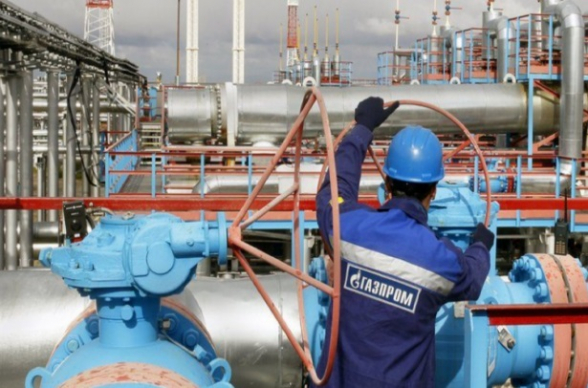 Поставки российского газа в Европу упали в два раза