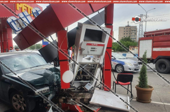 Արմավիրի մարզում 31-ամյա վարորդը BMW-ով մխրճվել է հեղուկ գազի լցակայան ու հայտնվել լիցքավորման սարքի մեջ, կոտրելով այն