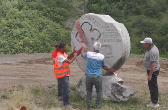 Азербайджанцы переместили хачкар на дороге Бердзора (видео)