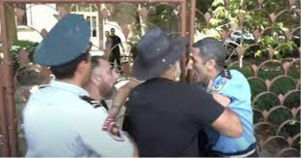 Между родственниками погибших военнослужащих и судебными приставами произошла потасовка (видео)