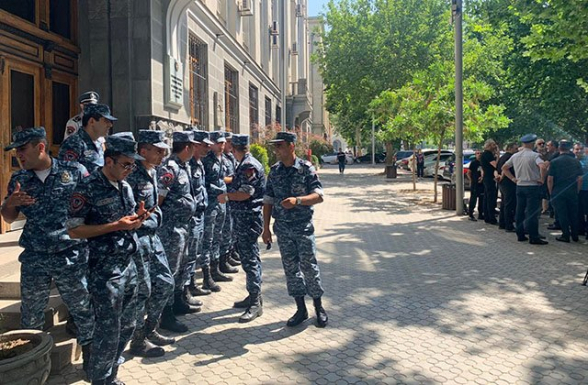 Родители погибших военнослужащих провели акцию протеста у Генпрокуратуры РА (видео)
