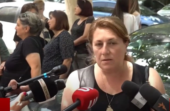 Որդիս ինձ դեռ հոկտեմբերի 15-ին է գրել, որ հողերն ու տղերքի կյանքն էլ հետը ծախել են. զոհվածի մայր (տեսանյութ)