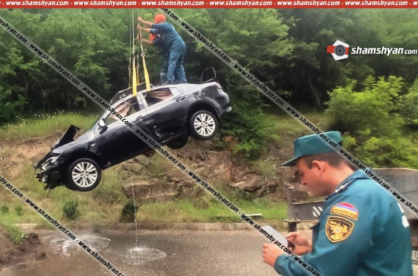 Իջևանում ռուսական համարանիշներով Mazda 6-ը հայտնվել է ռեստորանի տարածքում գտնվող արհեստական լճակում