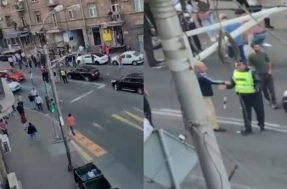 Փաշինյանի շարասյունն անցնելուց 20 րոպե առաջ արգելում են փողոցը հատել