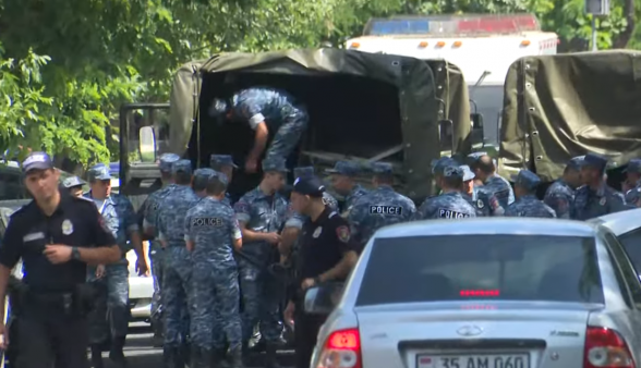На проспекте Баграмяна сконцентрированы многочисленные силы полиции