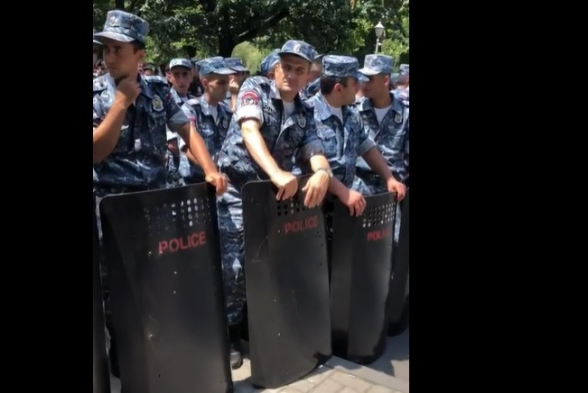 Դեմիրճյան փողոցի վրա 3200-ից ավելի ոստիկան կար (տեսանյութ)