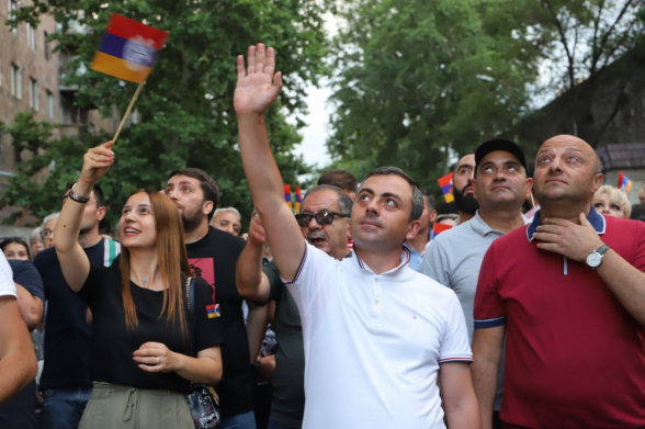 Ոստիկանական բաժիններում ցուցարարներին ստիպում էին ասել, որ Իշխան Սաղաթելյանն էր սադրանք կազմակերպել