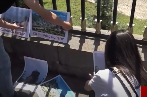 Плакаты с надписью «Армянский Бердзор» у здания парламента РА (видео)