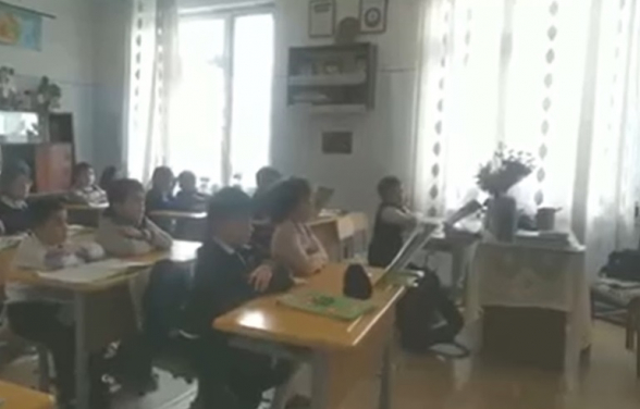 Ադրբեջանի դպրոցներից մեկում երեխաներին դասի ժամանակ ատելության հերթական դոզան են ներարկել (տեսանյութ)