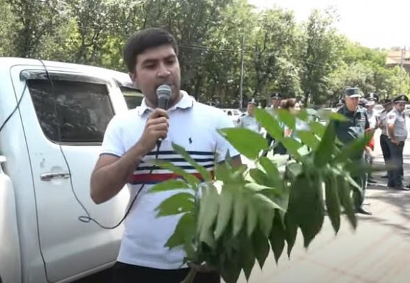 «Թող Նիկոլի եղջերավորները դուրս գան ու էս խոտն ուտեն». ակցիայի մասնակիցները խոտ թողեցին ԱԺ-ի դիմաց (տեսանյութ)