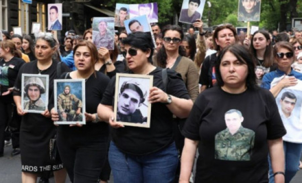 Родители погибших военнослужащих провели акцию протеста перед зданием Генпрокуратуры РА (видео)