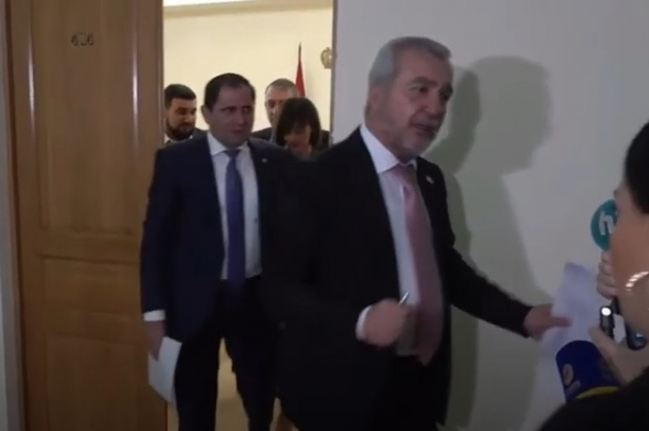 Как члены ГД «защищают» Сурена Папикяна от журналистов