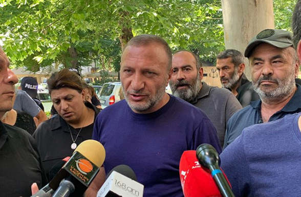 Մեզ ասացին՝ չեն իջնելու, նորություն չունեն. երևի զանգեց պապային՝ Նիկոլին, չթողեց. զոհվածների ծնողներ (տեսանյութ)