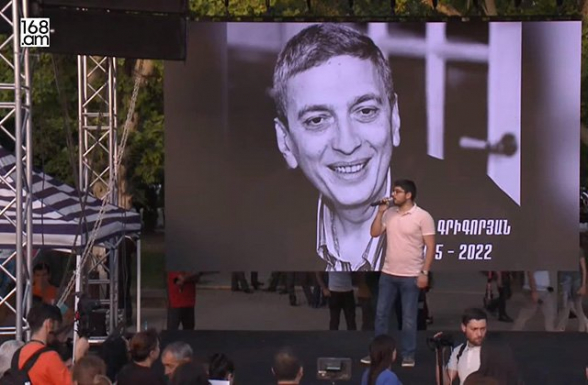 Քաղաքացիները 1 րոպե լռությամբ հարգեցին Արմեն Գրիգորյանի հիշատակը (տեսանյութ)