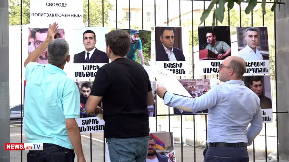 Քաղաքացիները քաղբանտարկյալների լուսանկարներն են փակցրել դատարանի ճաղավանդակներին (տեսանյութ)
