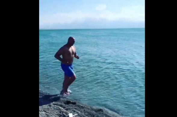 Բռնցքամարտիկ Արթուր Աբրահամը մարզվում է Սևանի ափին