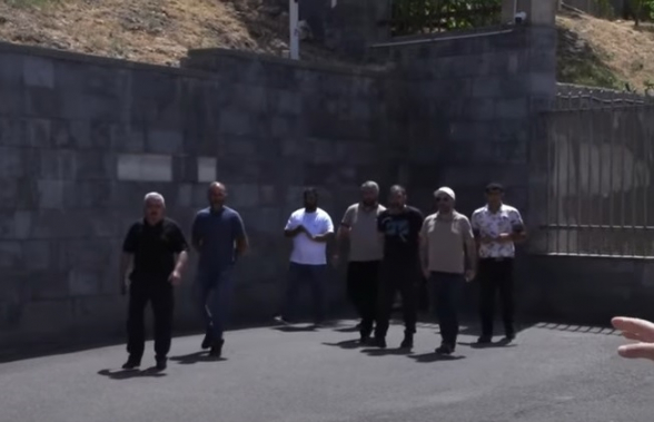 Акция протеста родителей погибших военнослужащих у здания Минобороны РА (видео)