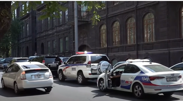 Փաշինյանին ուղեկցող մեքենաները կայանված են Մելիք Ադամյան փողոցում՝ երկրորդ գծում