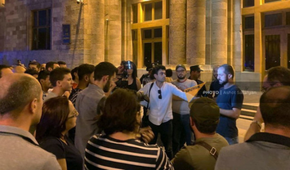 Родственники военнопленных провели ночь у здания правительства Армении