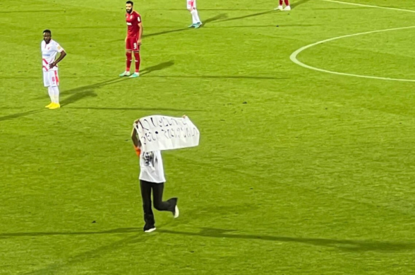 Աղավնոն չենք հանձնելու. երկրպագուները պաստառներով մտել են խաղադաշտ Փյունիկ-Ցրվենա Զվեզդա խաղի ժամանակ (լուսանկար)