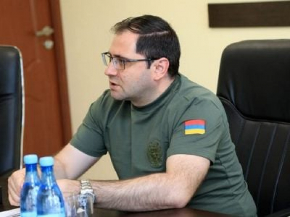 Բենզալցակայանի աշխատակիցը մատ է ցույց տվել նախարարին․ «Հրապարակ»