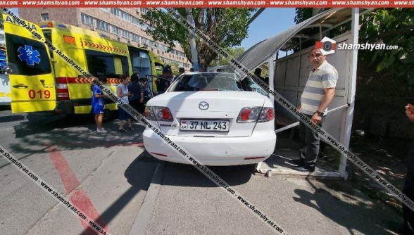 Երևանում Mazda 6-ը մխրճվել է կանգառի մեջ․ կա 2 վիրավոր