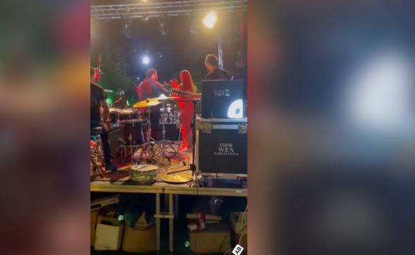 Դադարեցրեք այս ուրախությունը, Հայաստանում ողբերգություն է, դուք՝ պարում. ռուս աղջիկը նկատողություն է անում հայերին (տեսանյութ)