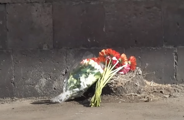 Ի հիշատակ զոհերի՝ քաղաքացիները ծաղիկներ են խոնարհում «Սուրմալու» առևտրի կենտրոնի հարևանությամբ (տեսանյութ)