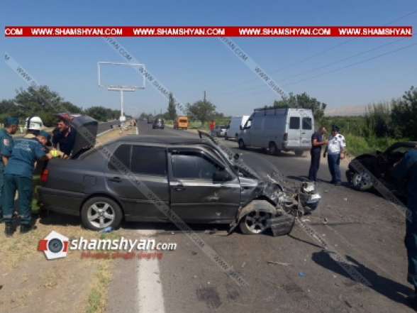 Արարատի մարզում բախվել են Volkswagen Golf-ն ու Volkswagen Vento-ն. կան վիրավորներ