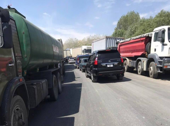 Սիսիանի ճանապարհը միակողմանի բաց է միայն մարդատար մեքենաների համար․ վարորդները շարունակում են ակցիան (տեսանյութ)