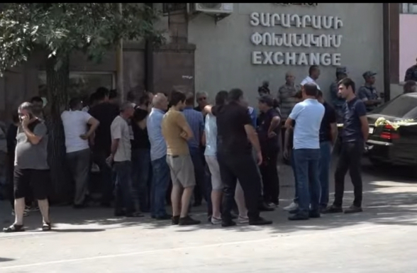 Բողոքի ակցիա «Փեթակ»-ի դիմաց. առևտրականները պահանջում են բացել առևտրի կենտրոնը (տեսանյութ)