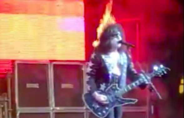 Kiss ռոք խմբի կիթառահարի մազերը վառվել են համերգի ժամանակ