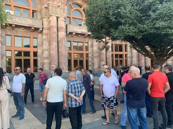 Работники ТЦ «Петак» проводят забастовку перед зданием Правительства РА (видео)