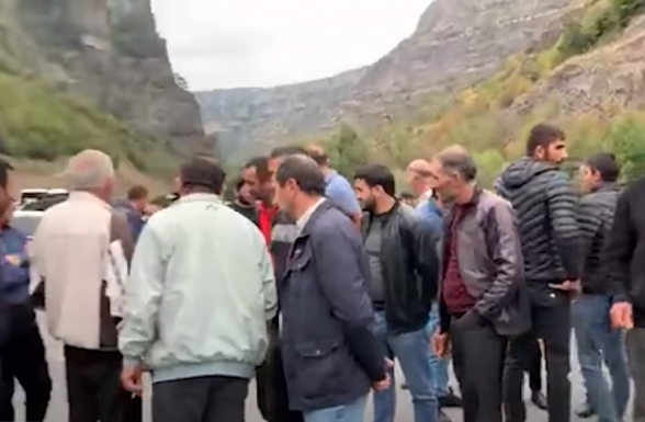Ընտրությանը տեխնիկան բերեցին, որ իրենց ընտրենք. Լոռու մարզի բնակիչները փակել են ճանապարհը (տեսանյութ)
