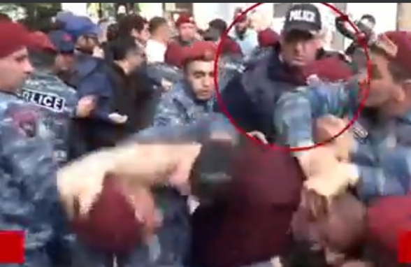 Ամիսներ առաջ մեզ հետապնդող, աղջիկներին ծեծող, հայի դեմ թուրքի նման իրնեն պահող ոստիկան կոչվածը ու՞ր ա...(տեսանյութ)