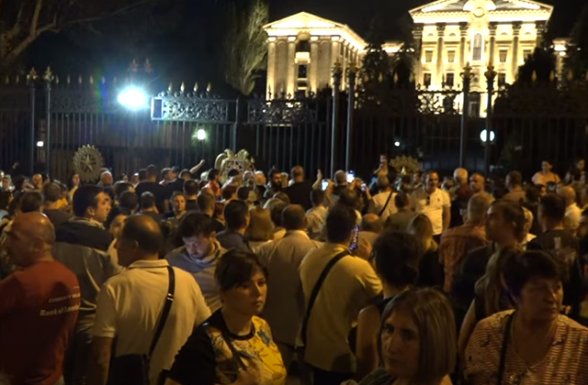 После заявления Пашиняна граждане собрались на проспекте Баграмяна и перекрыли улицу (видео)