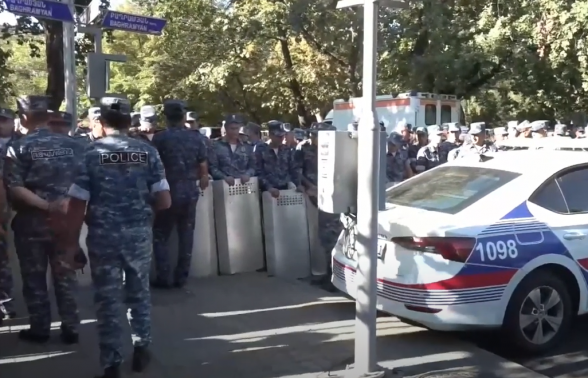 Улица Демирчяна перекрыта полицейскими