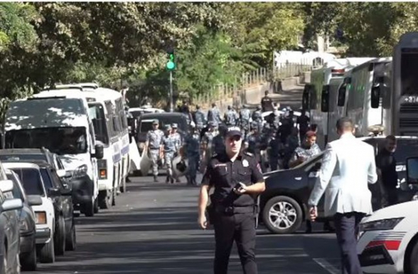 Ոստիկանական ուժերը շրջափակել են Ազգային ժողովի շենքը (տեսանյութ)