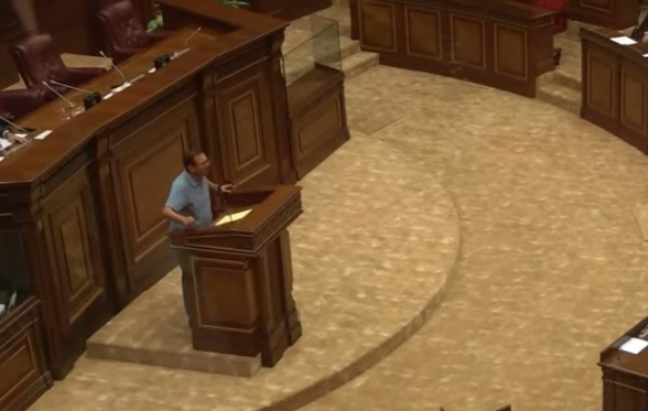 Оппозиция передала с трибуны НС членам правящей фракции народное требование об отставке Пашиняна (видео)