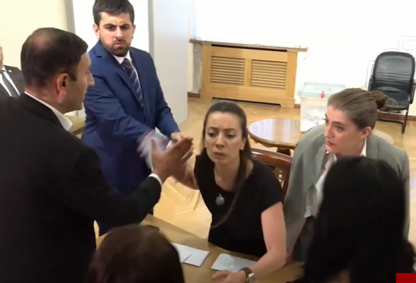 Депутат от ГД Кристине Погосян попыталась ударить журналиста (видео)