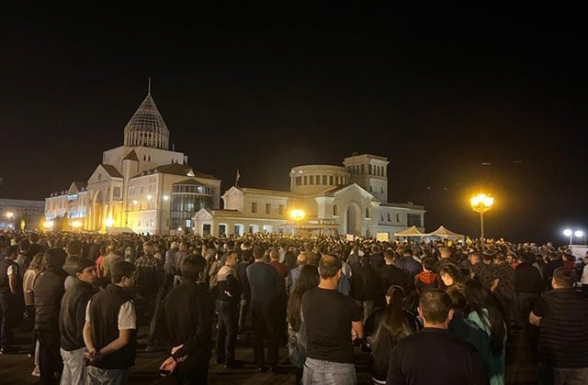 На площади Возрождения в Степанакерте уже 3-ий день проходят митинги