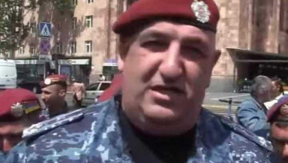 Զոհված հերոսների մայրերին գետնով քարշ տվող բերետավորների գործողության հրամանատարը