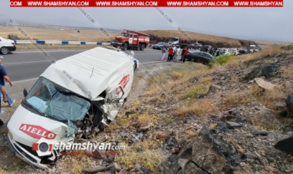 Կոտայքի մարզում կցորդիչի վրայից հիդրոմուրճն ընկել, բախվել է Ford Transit-ին ու Toyota-ին, վերջիններս էլ բախվել են քարերին, կա վիրավոր