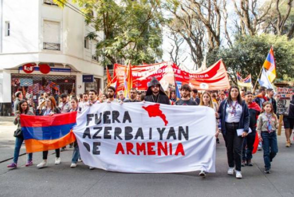 Սա նոր ցեղասպանության փորձ է. Արգենտինայի հայ համայնքը երթ է իրականացրել դեպի Ադրբեջանի դեսպանատուն (լուսանկար)